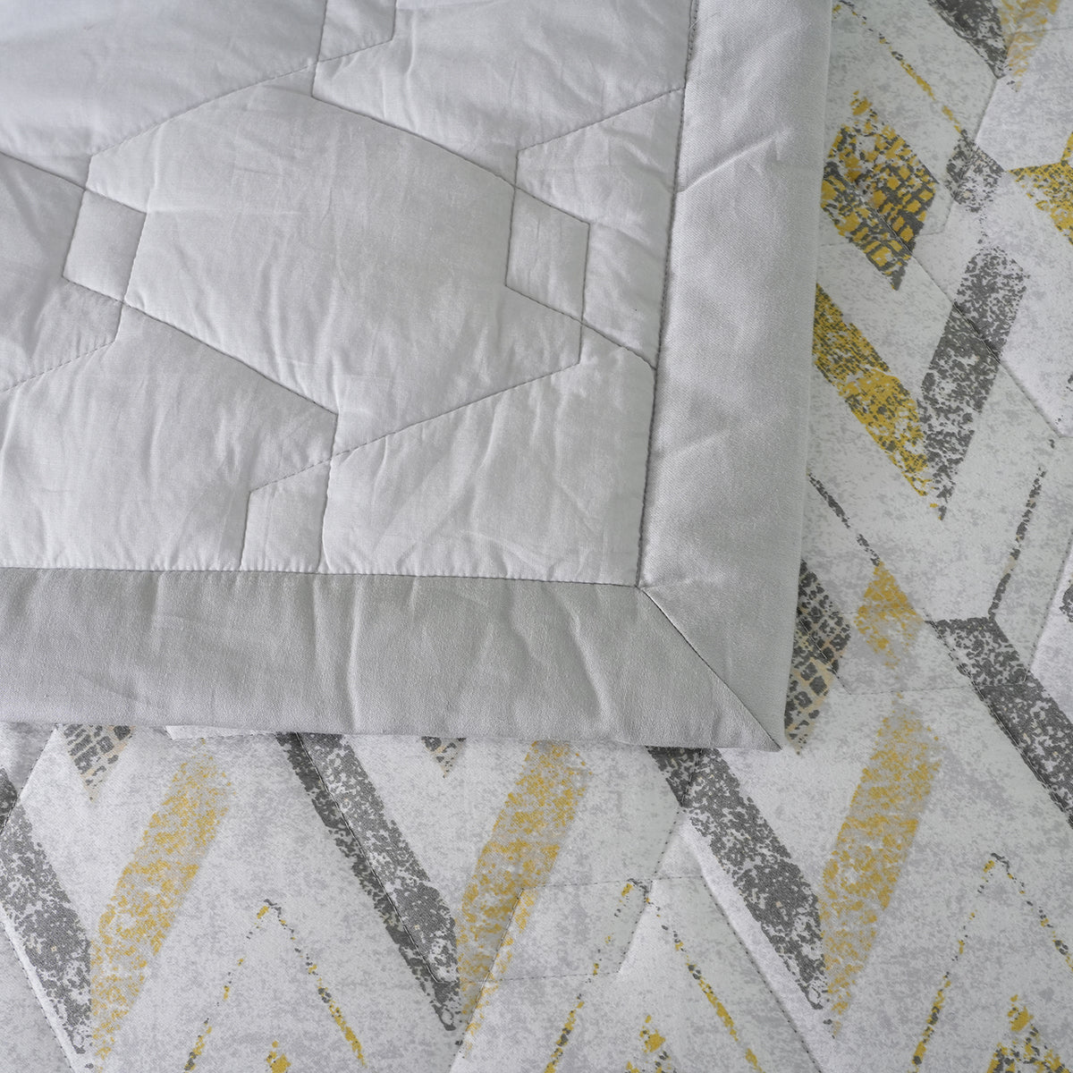 Hues PBS Refined Retro Damascus Quilt