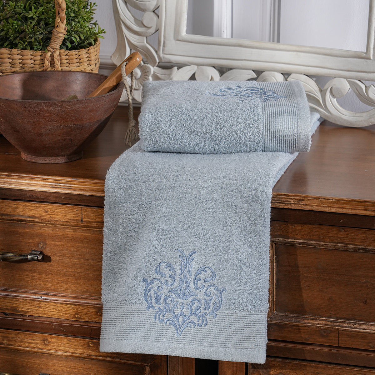 Acanthus Serenity Dutch Embroidery Machine Towel