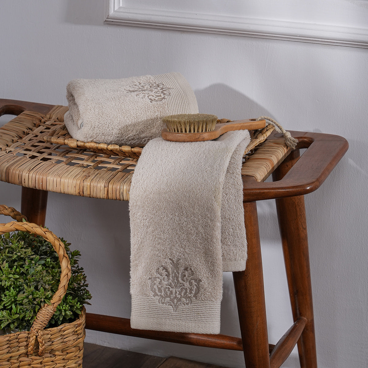 Acanthus Serenity Dutch Embroidery Machine Towel