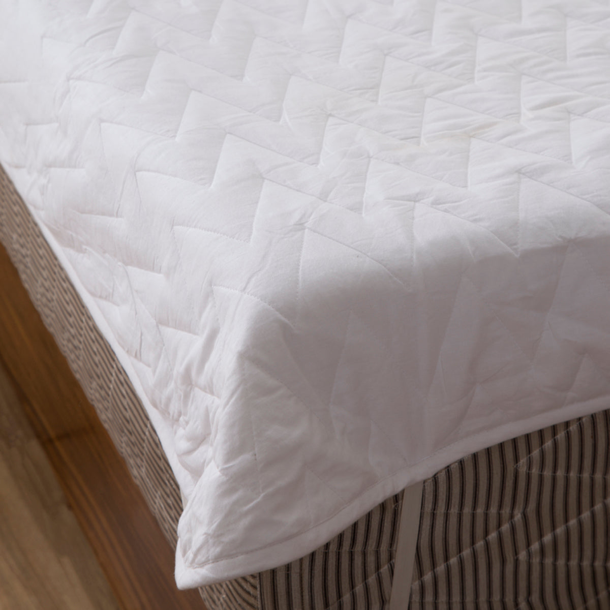 2" Zig Zag Quilt Water Proof Fabric White Mattress Protector